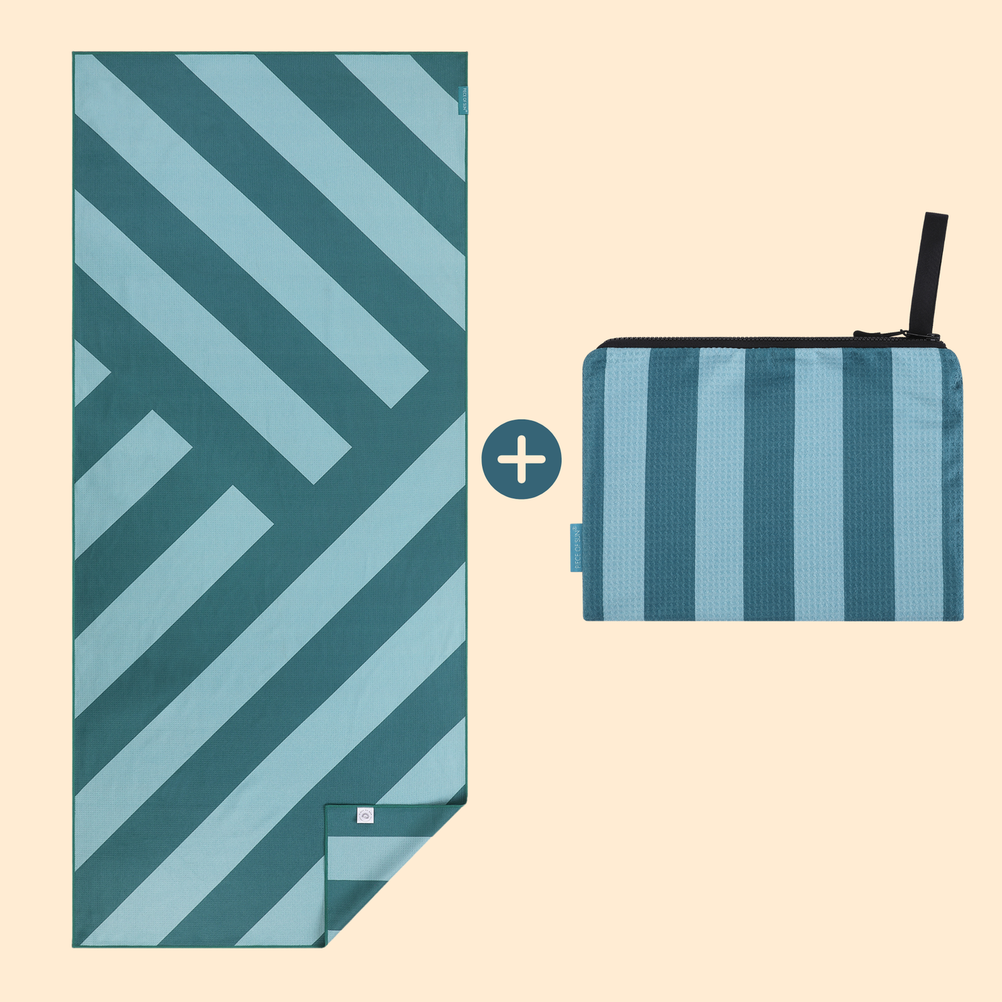 Turquoise-petrol strandlaken met bijpassend pocket-ritstasje van Piece of Sun. Lichtgewicht en sneldrogend microvezel, gemaakt van 85% gerecycled materiaal – ideaal voor strand, reis of handbagage.