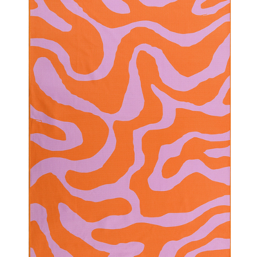 Extra groot microvezel strandlaken 160x200 cm van Piece of Sun met speels oranje-lila patroon. Gemaakt van 85% gerecycled materiaal, lichtgewicht, sneldrogend en perfect om samen op te liggen op het strand.