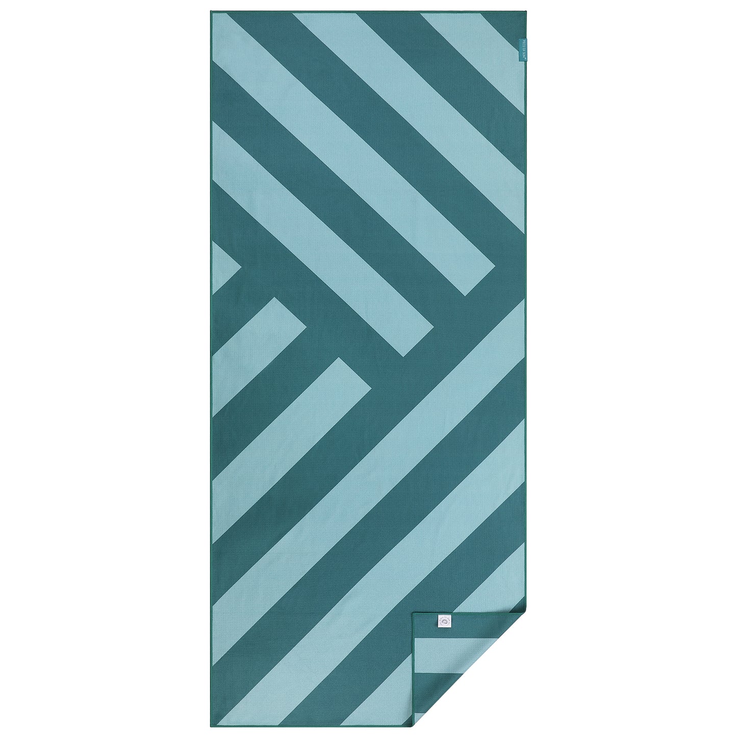 Groot microvezel strandlaken van Piece of Sun met diagonale strepen in turquoise en petrol. Duurzaam geproduceerd van 85% gerecycled materiaal, extra zacht, sneldrogend en ideaal voor strand, spa of vakantie.