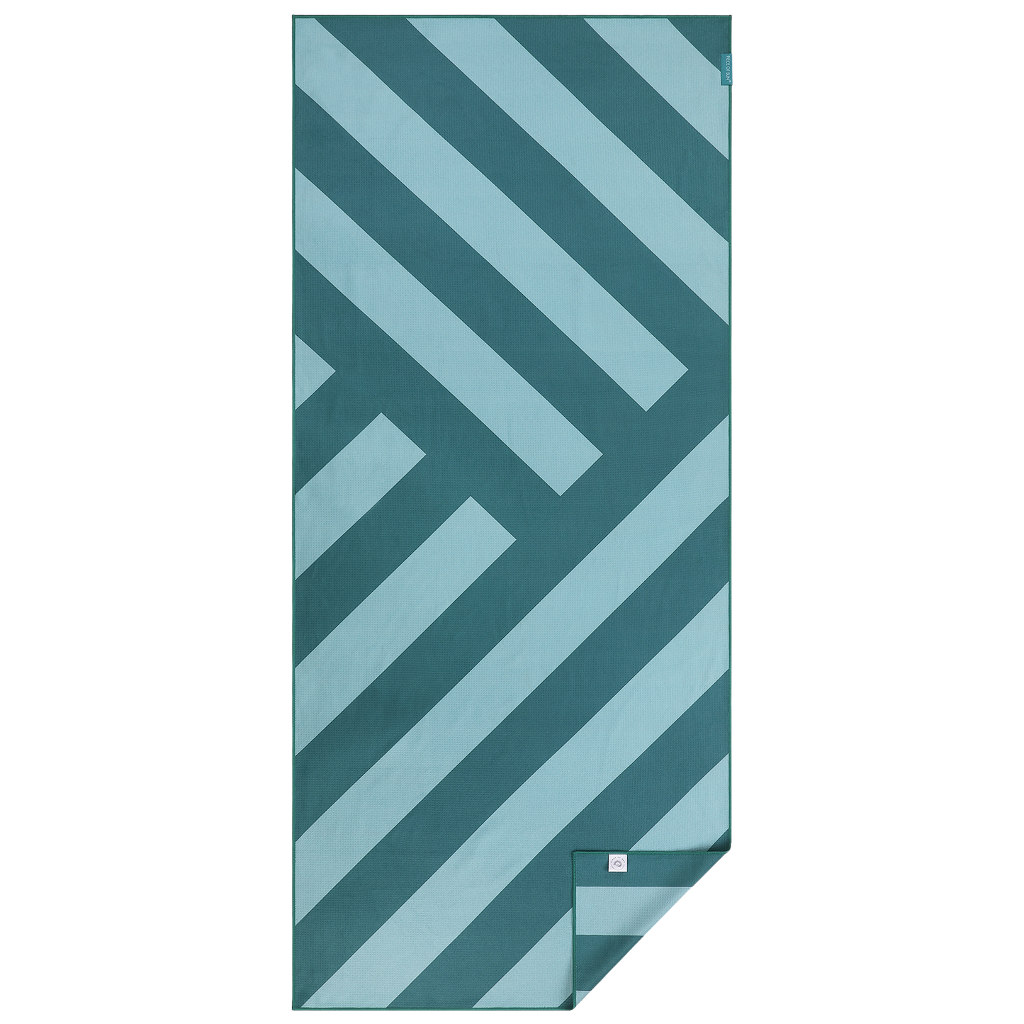 Groot microvezel strandlaken van Piece of Sun met diagonale strepen in turquoise en petrol. Duurzaam geproduceerd van 85% gerecycled materiaal, extra zacht, sneldrogend en ideaal voor strand, spa of vakantie.