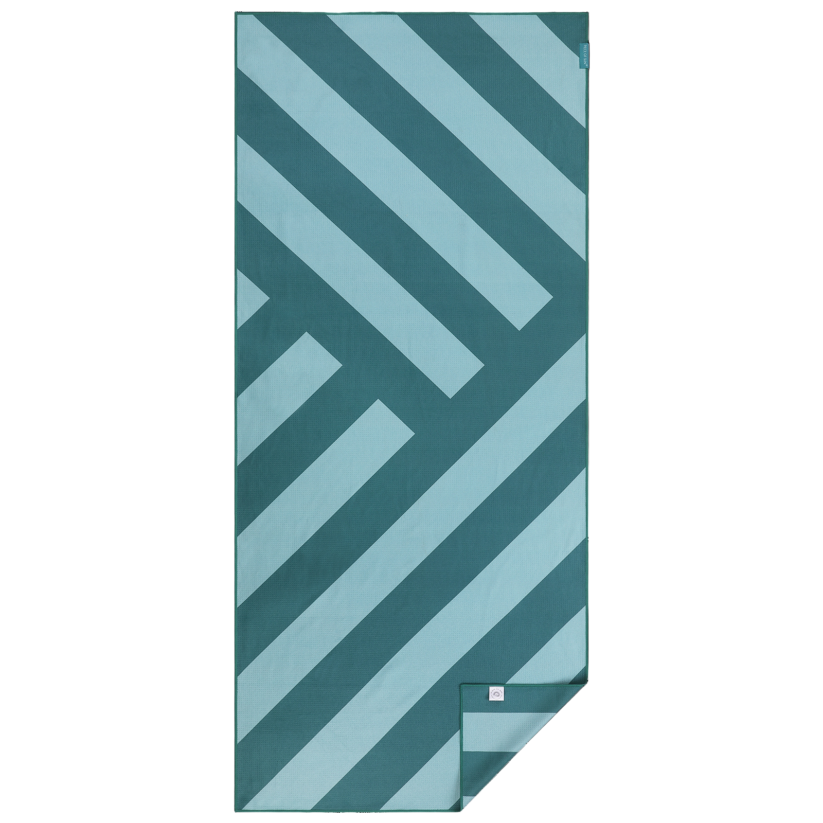 Groot microvezel strandlaken van Piece of Sun met diagonale strepen in turquoise en petrol. Duurzaam geproduceerd van 85% gerecycled materiaal, extra zacht, sneldrogend en ideaal voor strand, spa of vakantie.