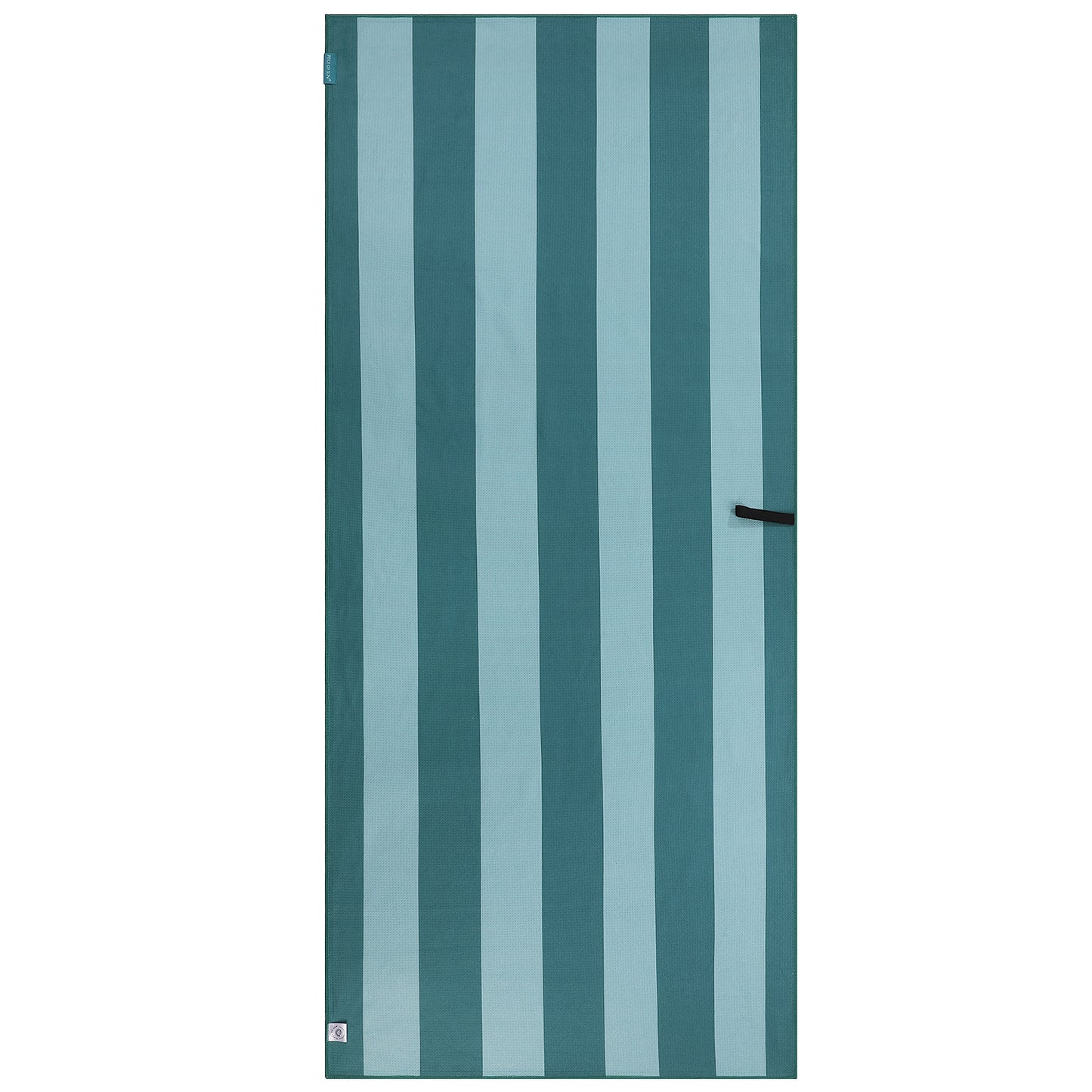 Microvezel strandlaken van Piece of Sun met verticale strepen in turquoise en petrol. Gemaakt van 85% gerecycled materiaal, lichtgewicht, sneldrogend en zandvrij – ideaal als duurzaam groot badlaken voor strand of spa.
