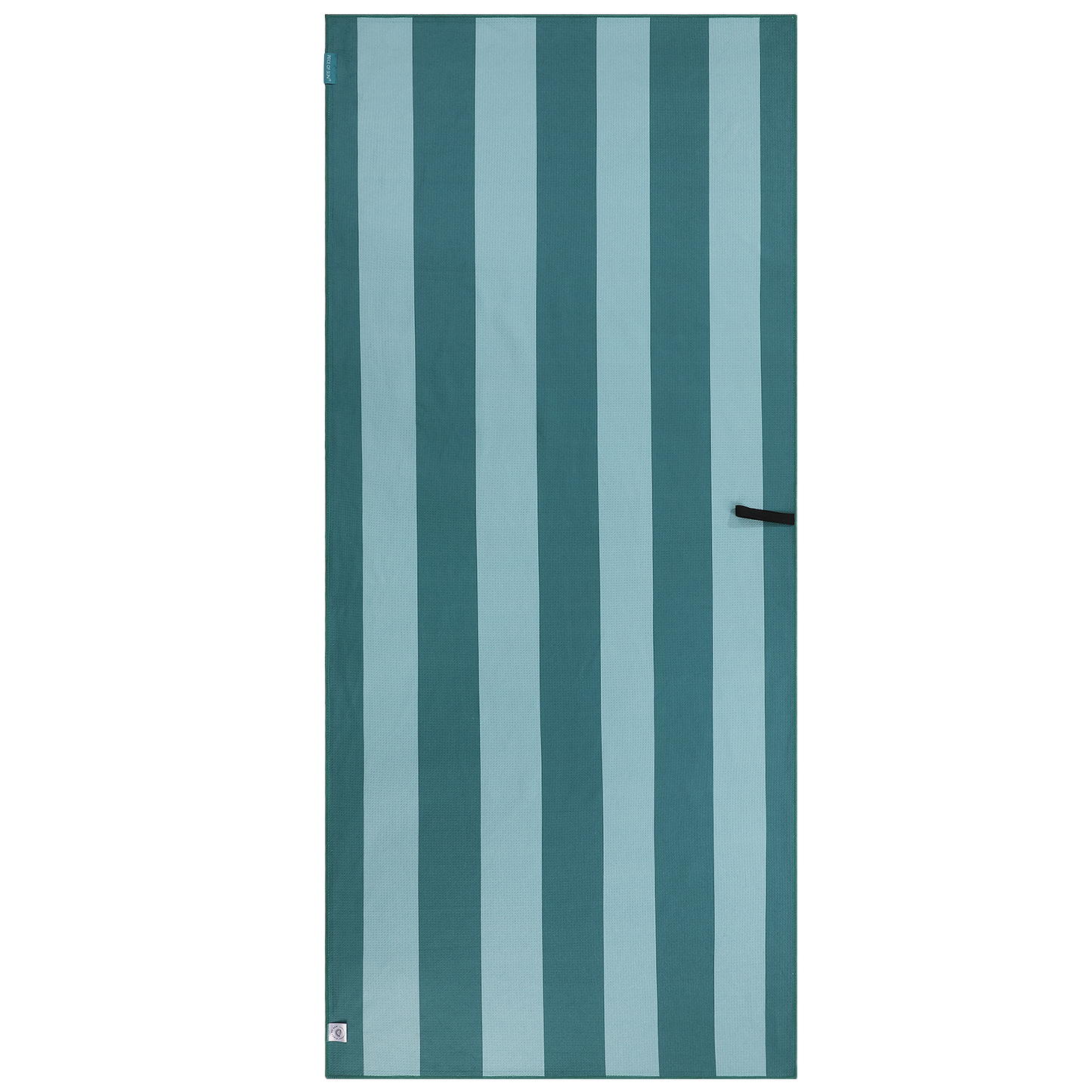 Microvezel strandlaken van Piece of Sun met verticale strepen in turquoise en petrol. Gemaakt van 85% gerecycled materiaal, lichtgewicht, sneldrogend en zandvrij – ideaal als duurzaam groot badlaken voor strand of spa.