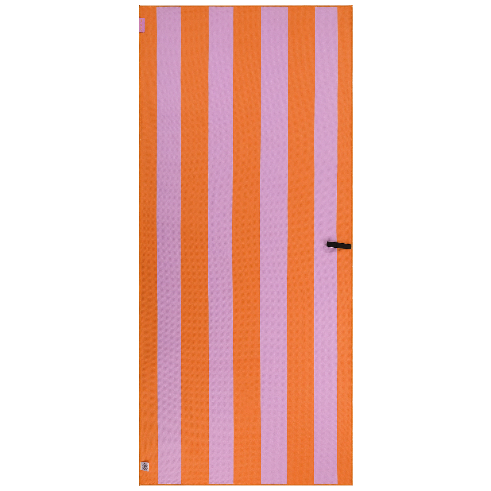 Strandlaken van Piece of Sun met verticale lila-oranje strepen. Gemaakt van 85% gerecycled microvezel, lichtgewicht, sneldrogend en zandvrij – een luxe en duurzame keuze voor strand, reis of wellness.
