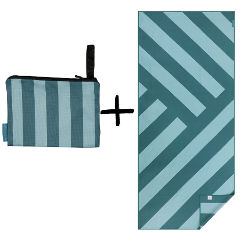 Turquoise-petrol strandlaken met bijpassend pocket-ritstasje van Piece of Sun. Lichtgewicht en sneldrogend microvezel, gemaakt van 85% gerecycled materiaal – ideaal voor strand, reis of handbagage.