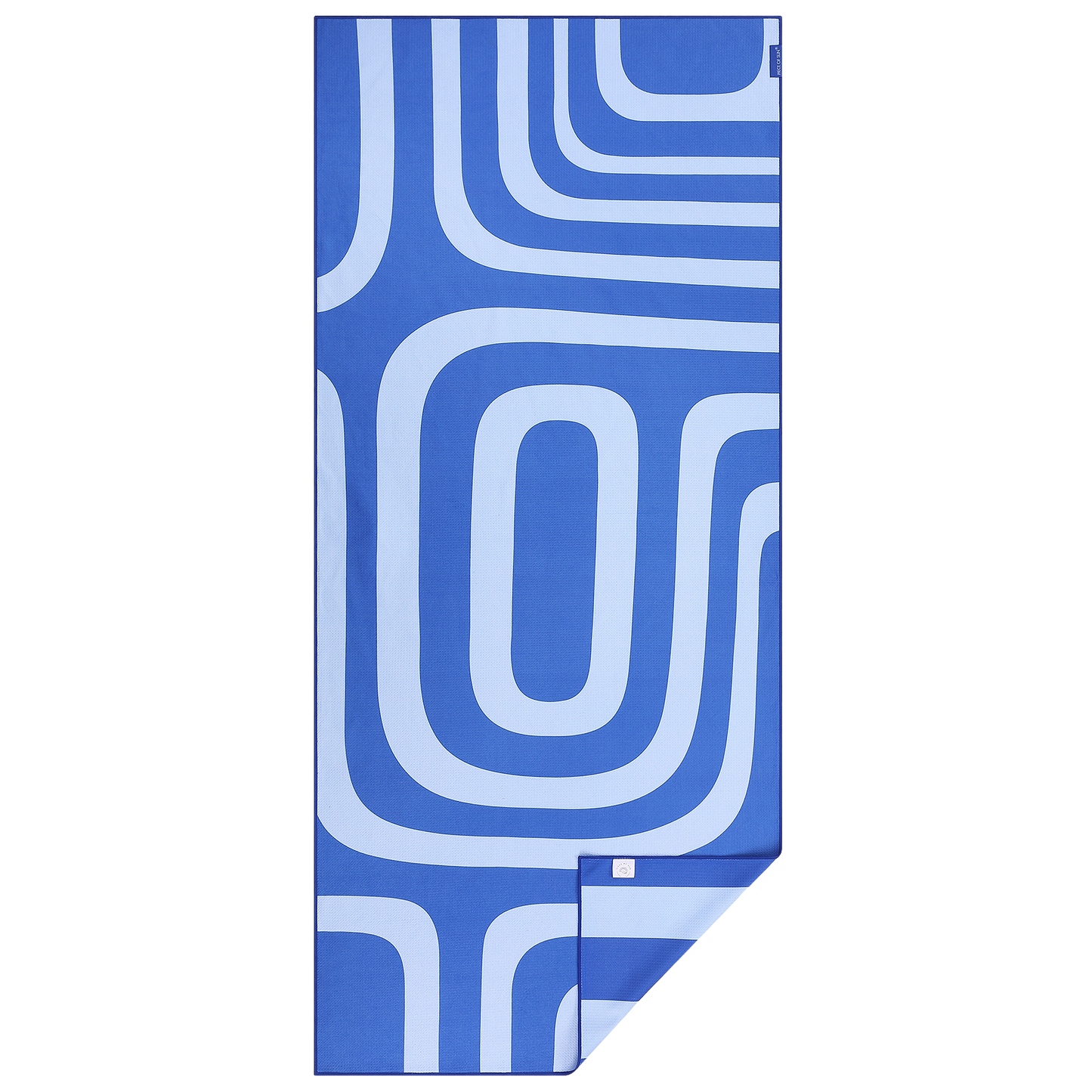 Dubbelzijdige Piece of Sun beach towel met geometrisch retro patroon in blauw en lichtblauw – stijlvol, compact opvouwbaar en ideaal voor strand en reis.