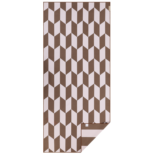Luxe microvezel strandlaken van Piece of Sun met geometrisch patroon in beige, bruin en wit. Duurzaam geproduceerd van 85% gerecycled materiaal, sneldrogend, lichtgewicht en ideaal als grote strandhanddoek of saunadoek.