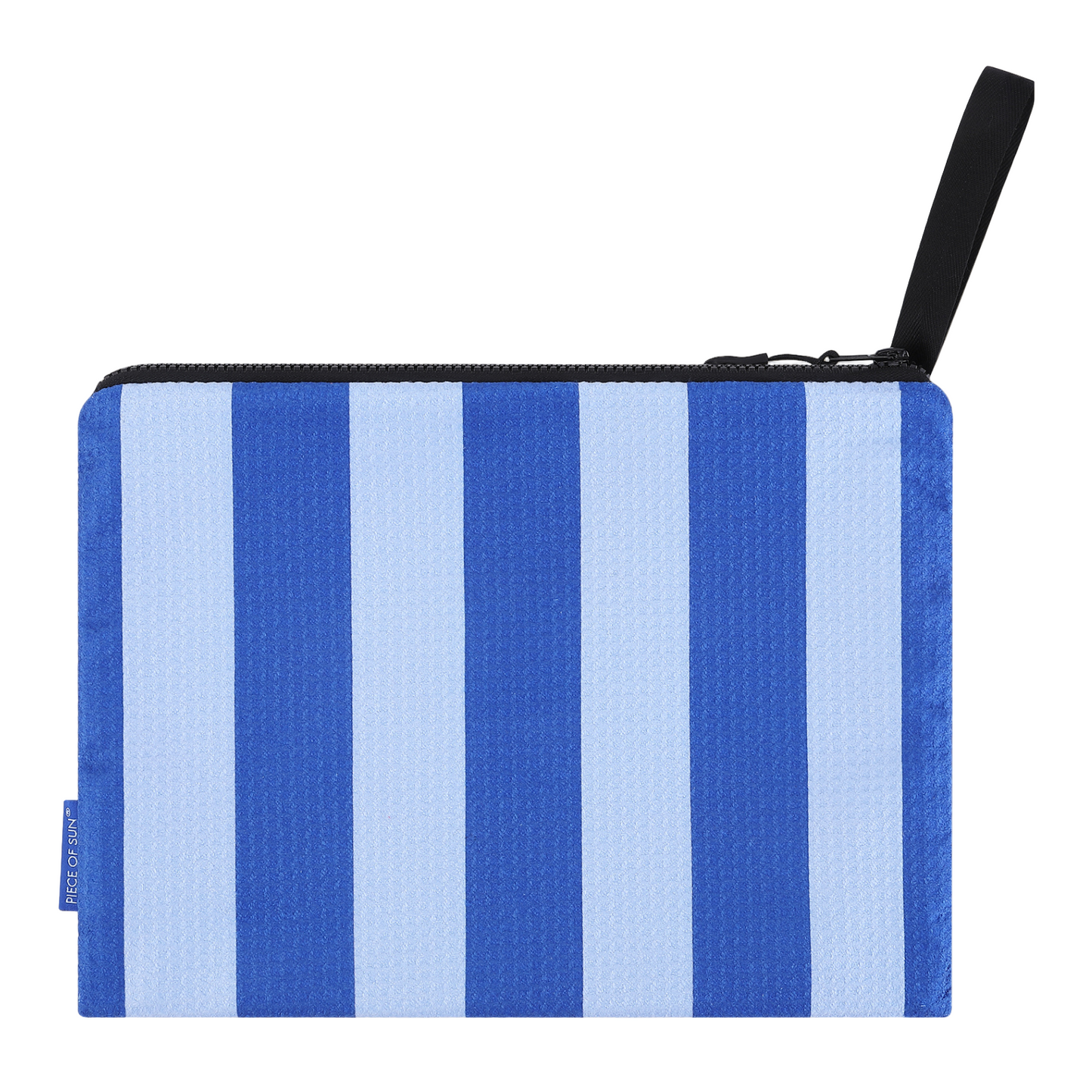 Lichtgewicht microvezel pouch in blauw-lichtblauw gestreept design van Piece of Sun®. Gemaakt van 85% gerecycled materiaal, sneldrogend en ideaal als compact opbergtasje voor strand of vakantie.