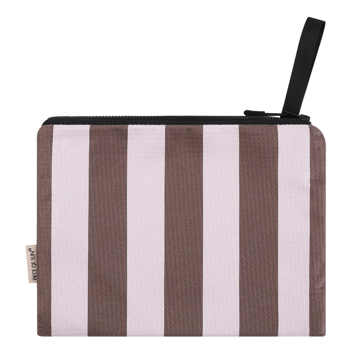 Elegante bruine-beige gestreepte pouch van Piece of Sun®, gemaakt van 85% gerecycled microvezel. Lichtgewicht, sneldrogend en praktisch voor strand, sauna of dagelijks gebruik.