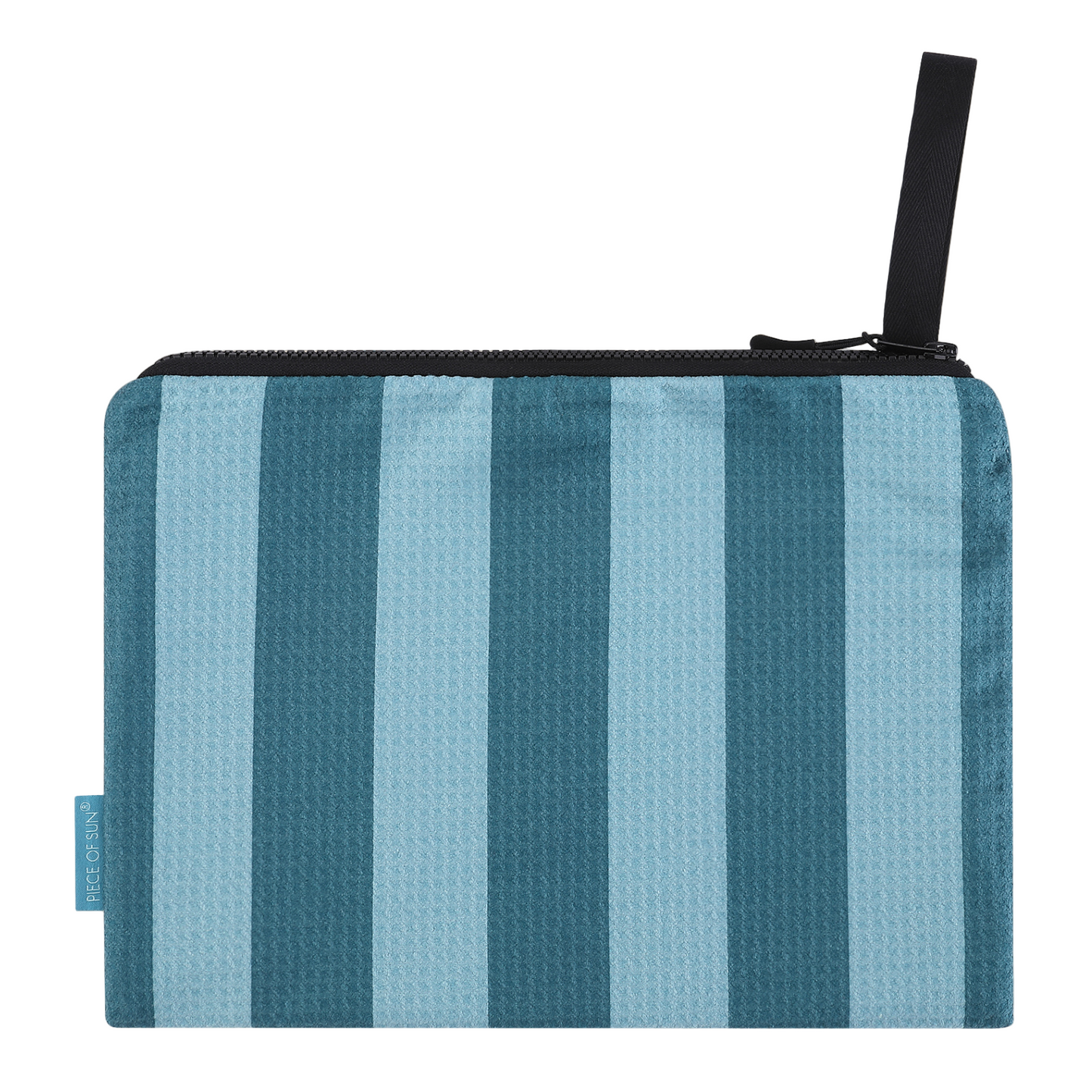 Duurzame beach pouch van Piece of Sun® in turquoise-petrol strepen. Gemaakt van gerecyclede microvezel met wafelstructuur – waterafstotend, zandvrij en perfect als etui of reisaccessoire.