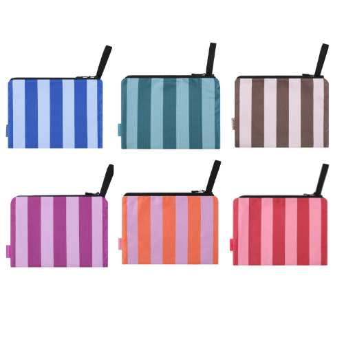 Zes Piece of Sun beachpockets in verschillende kleuren — blauw, turquoise-petrol, bruin-beige, paars-lila, oranje-lila en roze-rood — elk met verticale strepen, gemaakt van sneldrogende microvezel met wafelstructuur en 85% gerecycled materiaal.