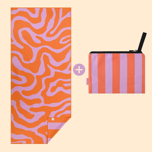 Oranje-lila strandlaken met speels patroon en bijpassend pocket-ritstasje van Piece of Sun. Gemaakt van 85% gerecycled microvezel, lichtgewicht, sneldrogend en perfect voor onderweg of op het strand.