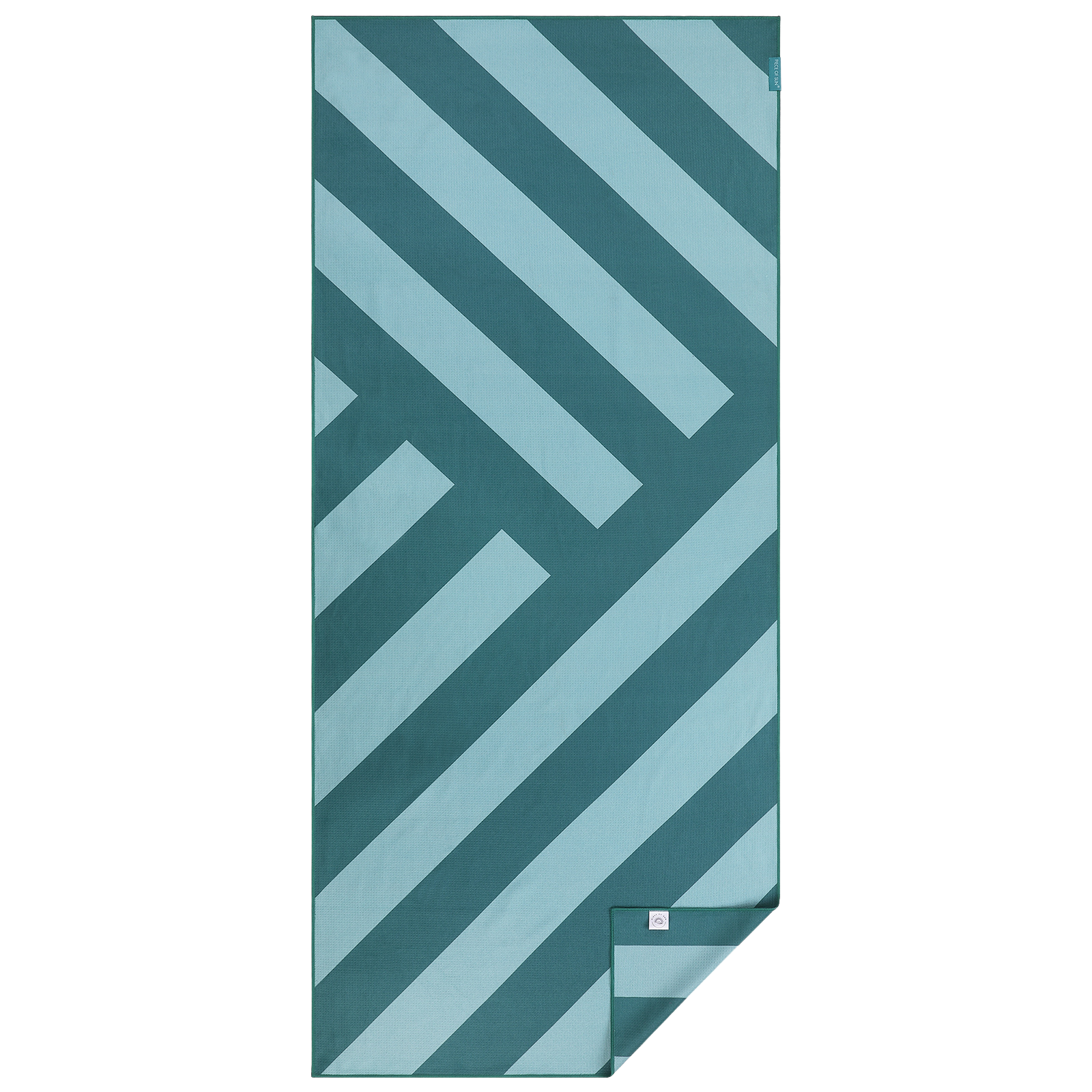Groot microvezel strandlaken van Piece of Sun met diagonale strepen in turquoise en petrol. Duurzaam geproduceerd van 85% gerecycled materiaal, extra zacht, sneldrogend en ideaal voor strand, spa of vakantie.