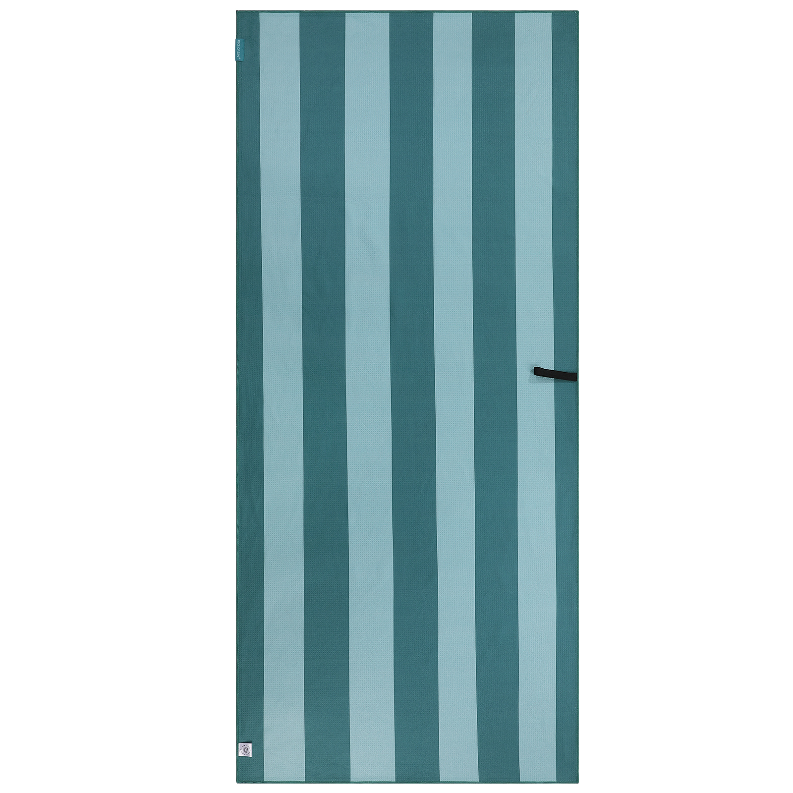 Microvezel strandlaken van Piece of Sun met verticale strepen in turquoise en petrol. Gemaakt van 85% gerecycled materiaal, lichtgewicht, sneldrogend en zandvrij – ideaal als duurzaam groot badlaken voor strand of spa.