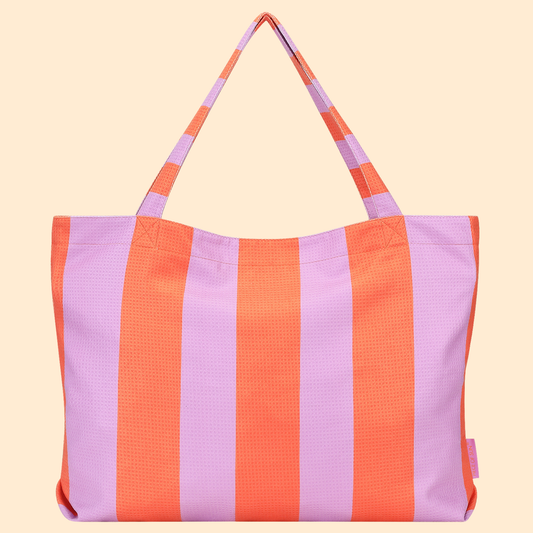 Piece of Sun beachbag in lila-oranje strepen, gemaakt van gerecycled materiaal met wafelstructuur.