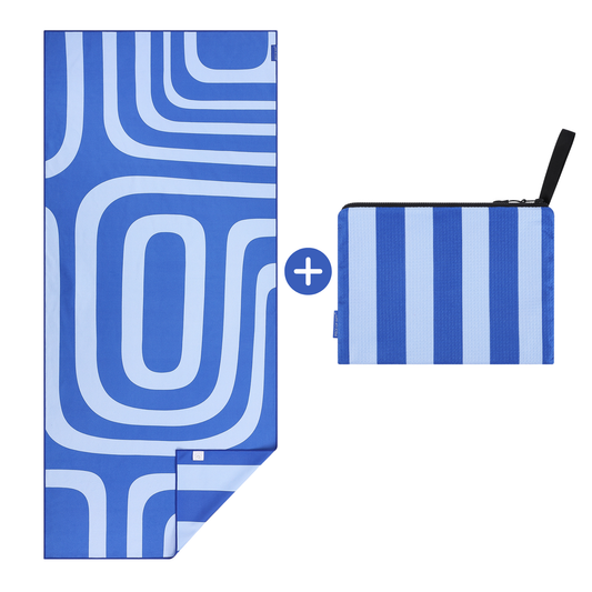 Strandlaken- en beachpocketset in blauw-lichtblauw van Piece of Sun, met retro rondlijn-patroon op het laken en verticale strepen op de pocket, gemaakt van sneldrogende microvezel met wafelstructuur en 85% gerecycled materiaal.