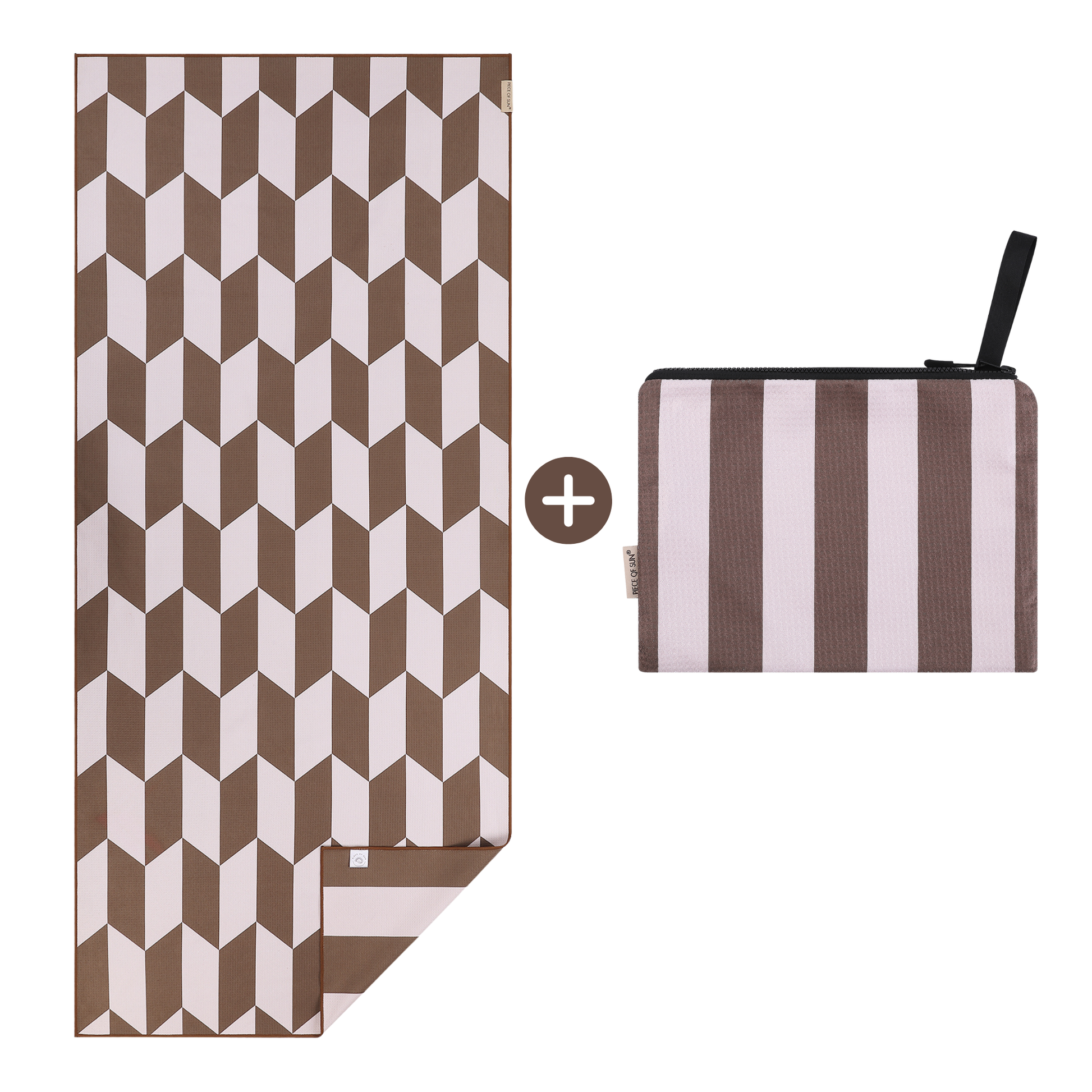 Set met bruin-beige strandlaken van Piece of Sun met 3D-geometrisch patroon en bijpassende gestreepte beachpocket, gemaakt van duurzame microvezel met wafelstructuur en 85% gerecycled materiaal.