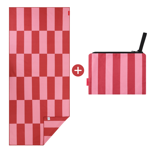 Bundel met donkerroze-lichtroze beach towel van Piece of Sun met grafisch blokpatroon en bijpassende beachpocket in roze strepen, gemaakt van sneldrogende microvezel met wafelstructuur en 85% gerecycled materiaal.