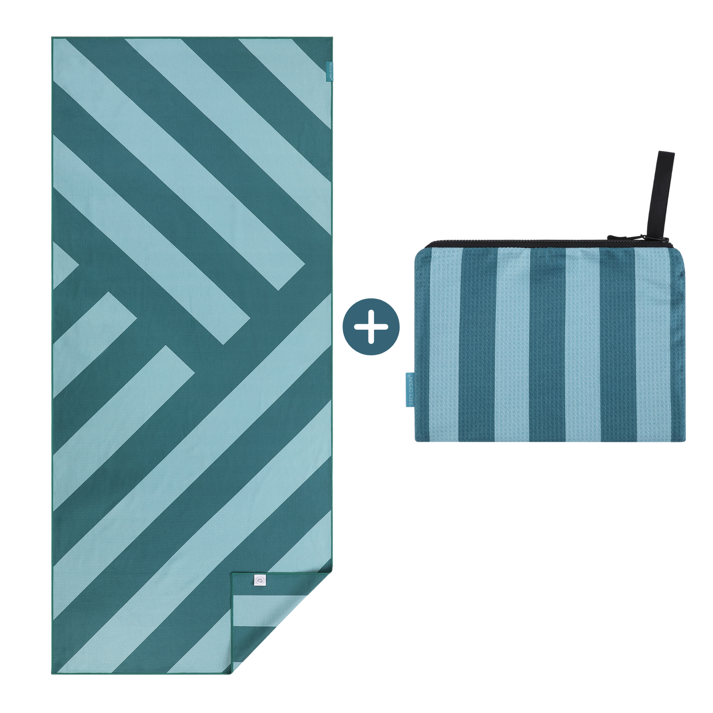 Turquoise-petrol bundel van Piece of Sun met strandlaken in diagonale strepen en bijpassende beachpocket in verticale strepen, sneldrogend, zandafstotend en gemaakt van 85% gerecycled microvezelmateriaal.