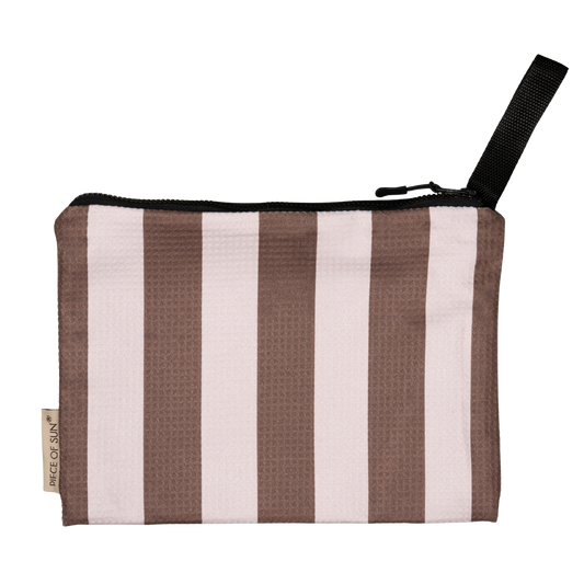 Bruin-beige gestreept etui met ritssluiting van Piece of Sun. Gemaakt van lichtgewicht, zandvrij microvezel. Handig voor stranddagen.