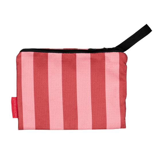Etui met donkerroze en lichtroze strepen van Piece of Sun, gemaakt van microvezel met wafelstructuur. Perfect om je zonnebrand of natte bikini in op te bergen.