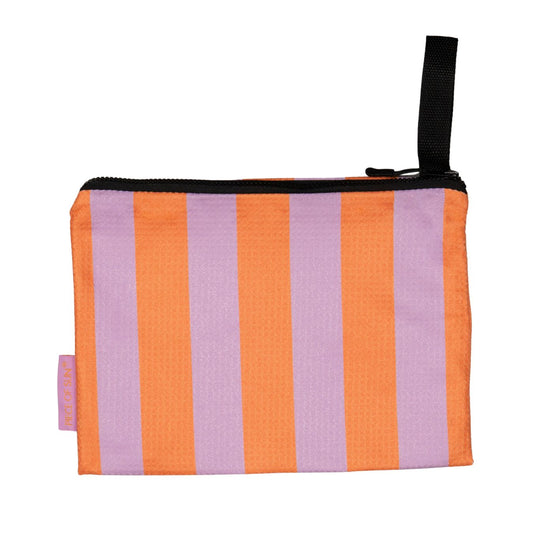 Compact opvouwbaar etui in lila-oranje strepen van Piece of Sun, gemaakt van gerecycled materiaal. Ideaal voor onderweg naar het strand.