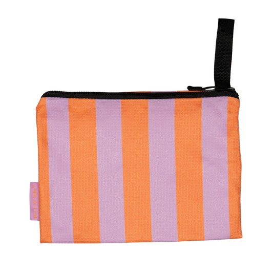 Compact opvouwbaar etui in lila-oranje strepen van Piece of Sun, gemaakt van gerecycled materiaal. Ideaal voor onderweg naar het strand.