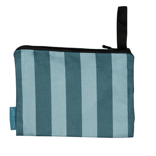 Turquoise-petrol gestreept etui van Piece of Sun, gemaakt van 85% gerecycled microvezel met wafelstructuur. Duurzaam én stijlvol.