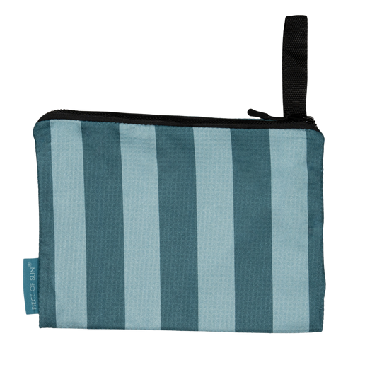 Turquoise-petrol gestreept etui van Piece of Sun, gemaakt van 85% gerecycled microvezel met wafelstructuur. Duurzaam én stijlvol.