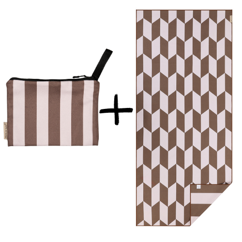 Beige-wit geometrisch strandlaken met bijpassend pocket-ritstasje van Piece of Sun. Gemaakt van 85% gerecycled microvezel, sneldrogend, lichtgewicht en perfect voor strand, sauna of op reis.