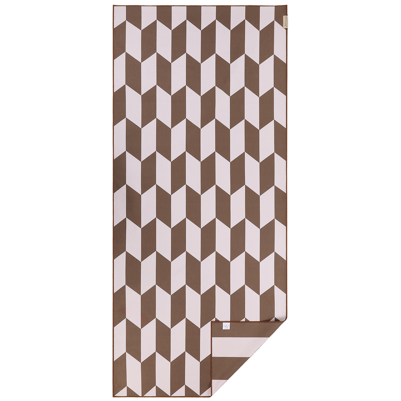Luxe microvezel strandlaken van Piece of Sun met geometrisch patroon in beige, bruin en wit. Duurzaam geproduceerd van 85% gerecycled materiaal, sneldrogend, lichtgewicht en ideaal als grote strandhanddoek of saunadoek.