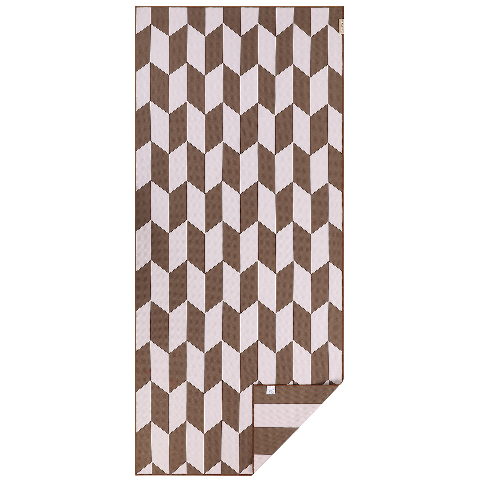 Luxe microvezel strandlaken van Piece of Sun met geometrisch patroon in beige, bruin en wit. Duurzaam geproduceerd van 85% gerecycled materiaal, sneldrogend, lichtgewicht en ideaal als grote strandhanddoek of saunadoek.