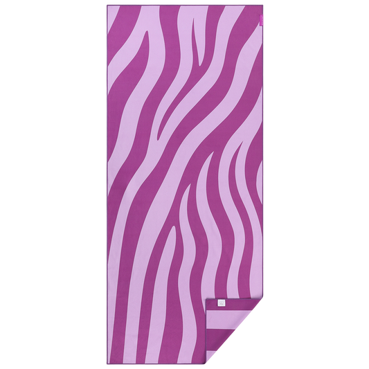 Dubbelzijdig Piece of Sun beach towel met zebra print in paars en lichtroze – stijlvol, duurzaam en perfect voor strand, sauna en vakantie.