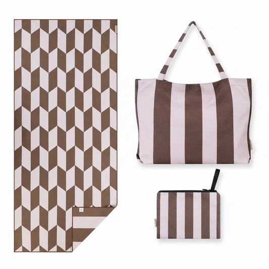 Bruin-beige strandset van Piece of Sun met handdoek, tas en pouch van gerecyclede microvezel.