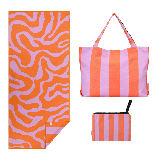 Lila-oranje strandset van Piece of Sun met dubbelzijdige handdoek, tas en pouch van gerecyclede microvezel