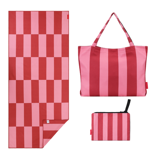 Roze strandset van Piece of Sun met handdoek, strandtas en pouch in bijpassende tinten.
