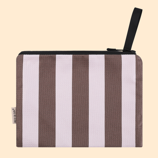 Elegante bruine-beige gestreepte pouch van Piece of Sun®, gemaakt van 85% gerecycled microvezel. Lichtgewicht, sneldrogend en praktisch voor strand, sauna of dagelijks gebruik.