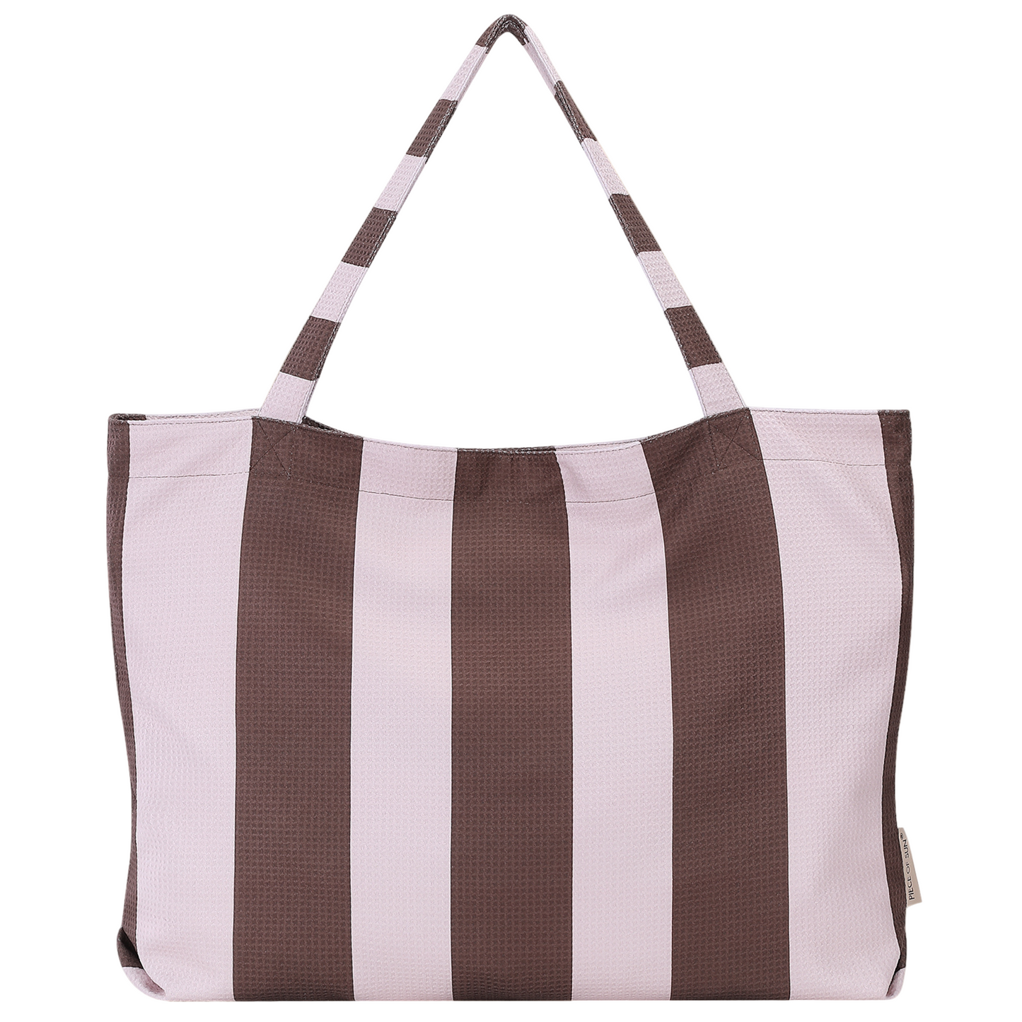 Piece of Sun beachbag in bruin-beige strepen, gemaakt van 85% gerecycled microvezel met wafelstructuur.