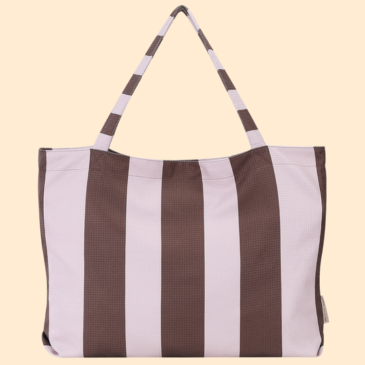 Piece of Sun beachbag in bruin-beige strepen, gemaakt van 85% gerecycled microvezel met wafelstructuur.