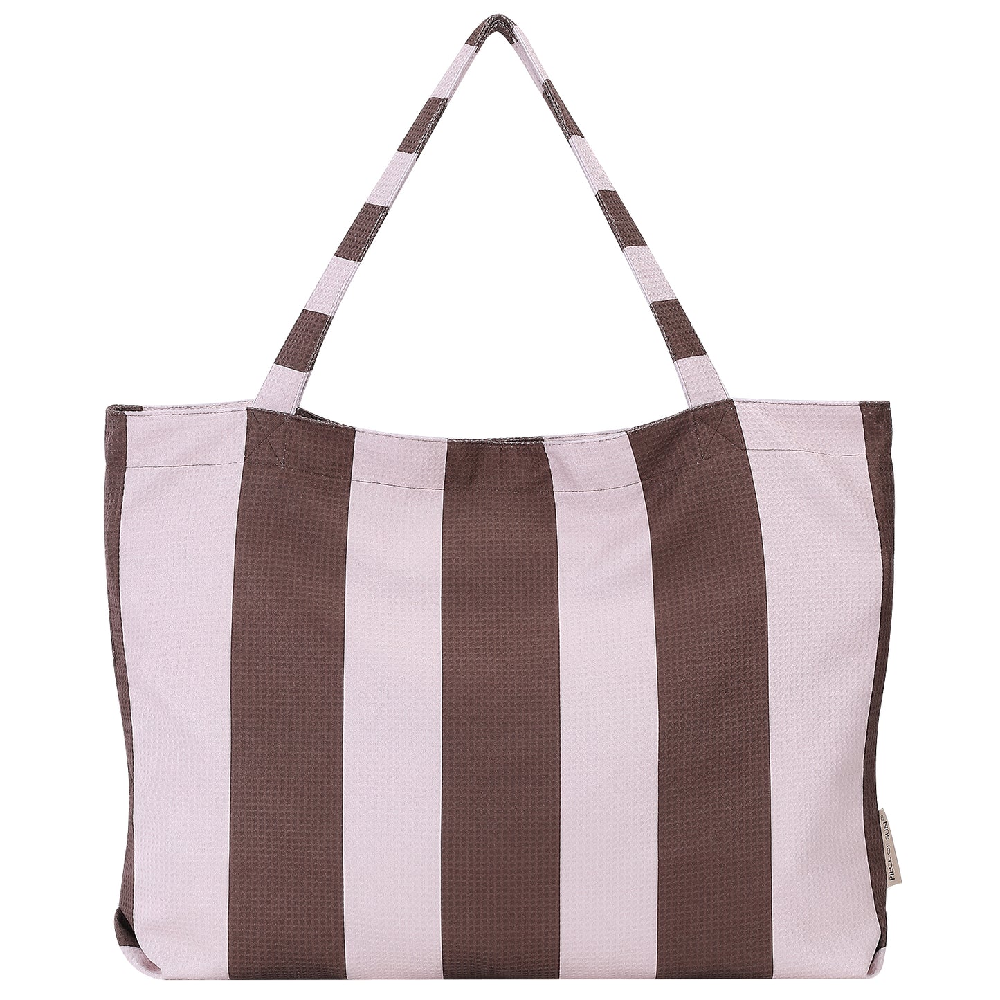 Piece of Sun beachbag in bruin-beige strepen, gemaakt van 85% gerecycled microvezel met wafelstructuur.