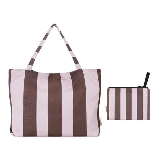 Gestreepte bruin-beige strandtas met bijpassende pouch van Piece of Sun, gemaakt van gerecyclede microvezel met wafelstructuur.
